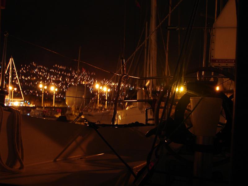 12_11_05_c 018.jpg - Blick vom Boot im Hafen auf die Stadt.